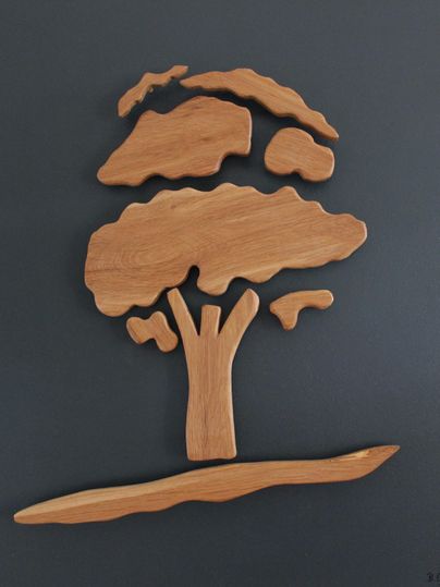 Een kunstzinnig gesneden boom van hout op een donkere achtergrond. De vorm is eenvoudig en modern, ideaal voor een natuurlijke esthetiek.