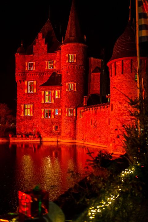 Rot beleuchtete Burg Satzvey