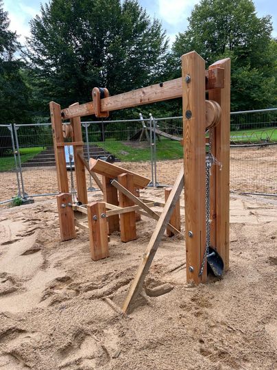 Klimtoestel op een speelplaats met zand