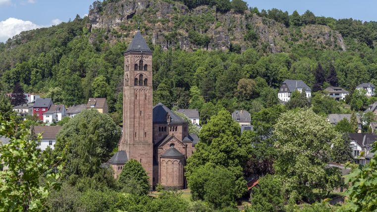 Nabij buitenaanzicht van de toren van de Erlöserkirche met de Dolomietrots Munterley op de achtergrond