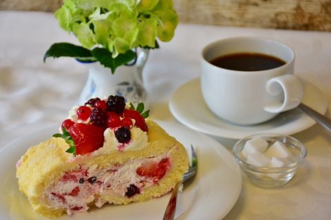 Stück Kuchen mit einer Tasse Kaffee