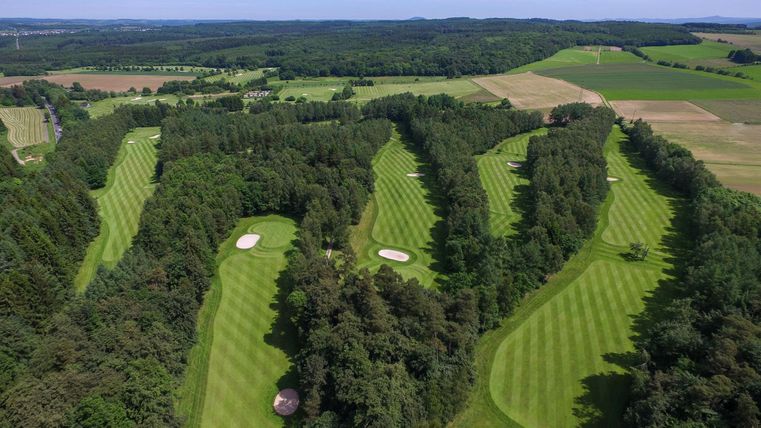 Blick auf Golfanlage von oben