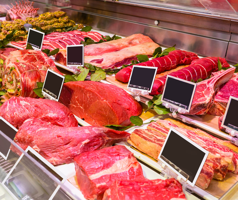 <p>Frischetheke in der Metzgerei. Eine große Auwahl an Fleisch ist zu sehen.</p>