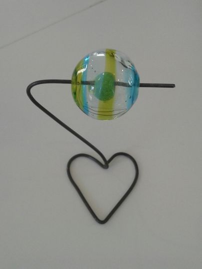Glasparel met een hart van draad
