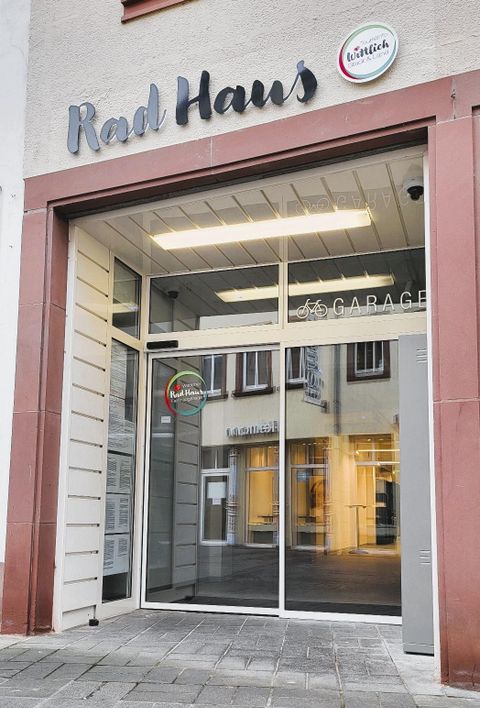 Een fietsenwinkel met de opschrift "Rad Haus" aan de voorkant. De ramen zijn helder en de ingang is uitnodigend vormgegeven.