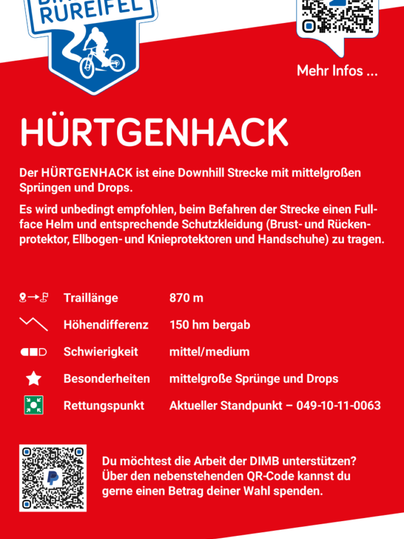 Een informatieschild voor de downhill-baan "Hürtegnhack" in het Bikepark Rureifel. Het bevat details over de lengte van de baan, de moeilijkheidsgraad en de veiligheidsvereisten.