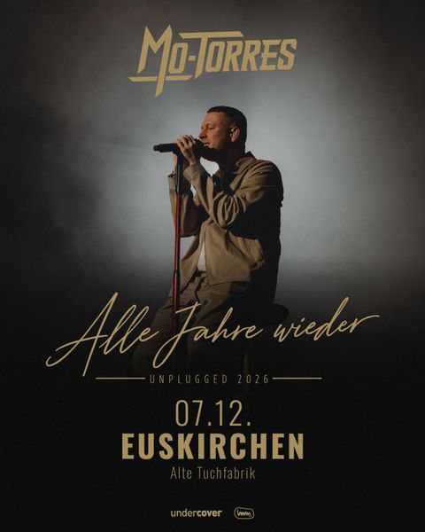 Eine Musikgruppe in eleganten Outfits posiert vor einer roten Wand. Das Bild bewirbt das Event "schönso.unplugged" am 20. Dezember im Stadttheater Euskirchen.