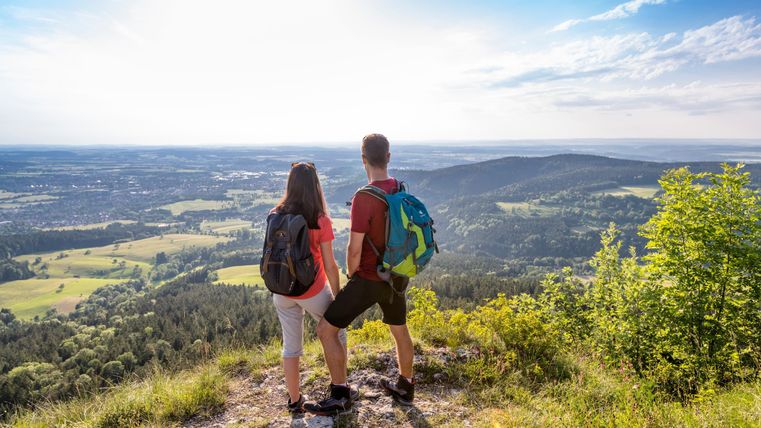 2 Personen blicken von einer Felskante in die Landschaft der Schwäbischen Alb