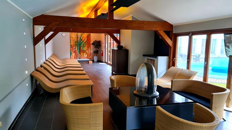 Ein moderner Innenraum mit bequemen Möbeln und großen Fenstern. Die Atmosphäre ist hell und einladend.