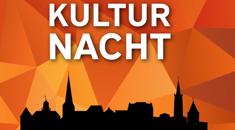 Een gestileerde silhouet van een stad met verschillende torens voor een kleurrijke, oranje achtergrond. De tekst "KULTURNACHT" benadrukt het evenement.