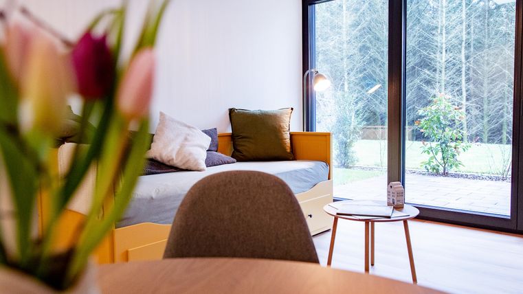 Blick in den Garten aus dem Wohnbereich