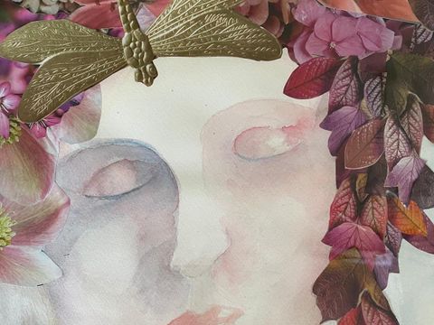 Een artistieke weergave van een gezicht, omringd door kleurrijke bloemen en een tekening van een libel. De kleuren zijn zacht en harmonisch, wat een rustige sfeer creëert.