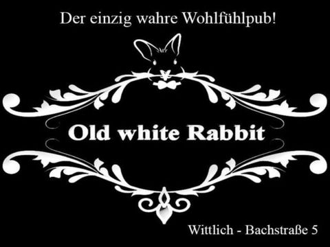 Ein stilvolles Schild für das "Old white Rabbit" Pub. Es zeigt den Slogan "Der einzig wahre Wohlfühlpub!" in einer dekorativen Schriftart.