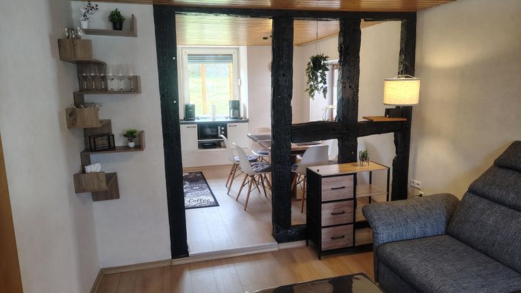 Blick vom Wohnzimmer in die Küche