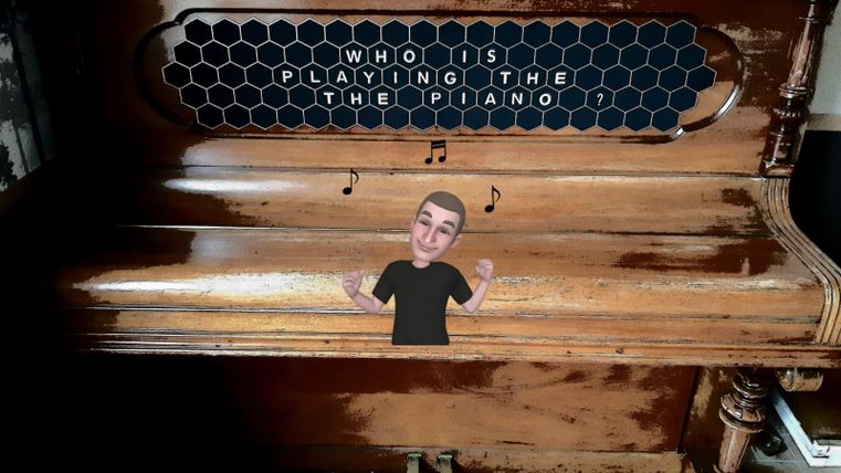 Ein altes Klavier mit einem Cartoon-Avatar und der Frage: 'Who is playing the piano?'