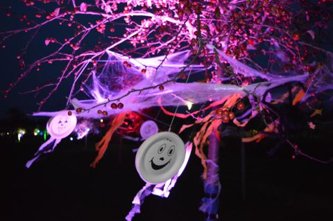 Verlichte figuren aan de boom