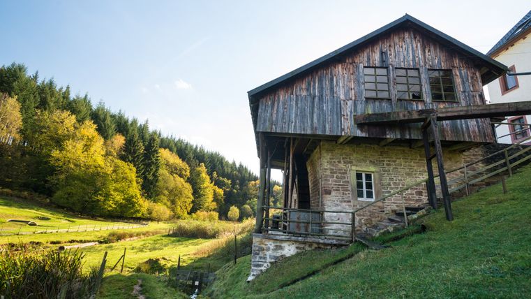 Alte Schneidemühle bei Meisburg in herbstlicher Landschaft.