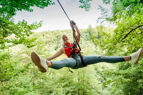 Afbeelding vrouw die ziplining doet