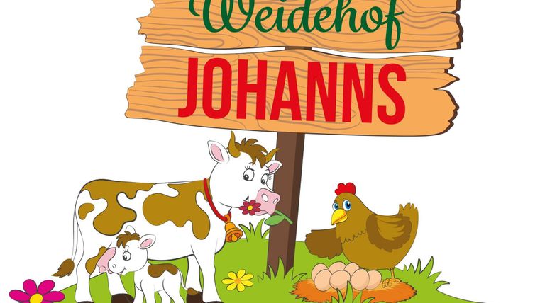 Een bord met de tekst 'Weidehof Johanns', omgeven door een koe, een kalf, een hen en een kuiken op een weide met bloemen.