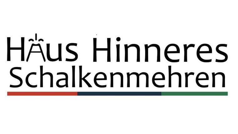 Een logo met de tekst "Huis Achter Schalkenmehren". Het combineert lettertypen en kleuren in een modern ontwerp.