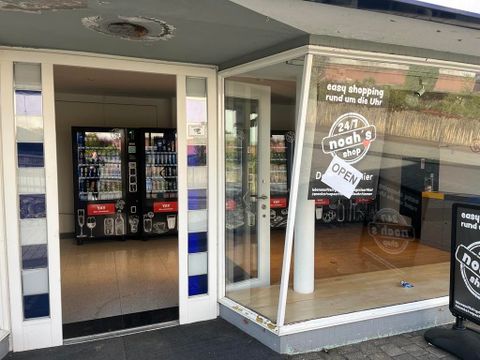 Een moderne winkelingang met een transparante etalage. De winkel is 24 uur per dag geopend en biedt een eenvoudige winkel mogelijkheid.