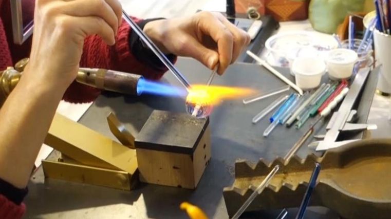 Productie van glasparels met een soldeerbout