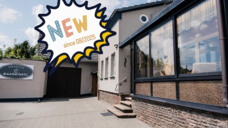 Ein schönes Gebäude mit großen Fenstern und einem einladenden Eingang. Das Schild weist darauf hin, dass es seit August 2023 neu ist.