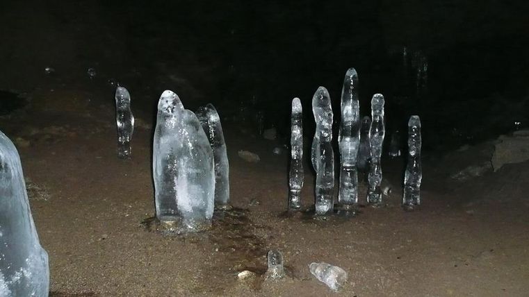 Eiszapfen in den Höhlen