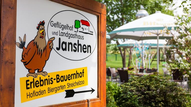 A sign of the poultry farm and country inn Janshen. It showcases an attractive experiential farm with a beer garden and farm shop.
