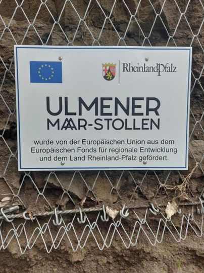 Een bord dat de Ulmener Maar-stol beschrijft. Het wijst op de ondersteuning door de EU en de deelstaat Rijnland-Palts.