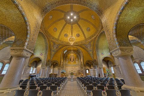 Interieur van de Erlöserkerk, versierd met miljoenen gouden mozaïeken, met uitzicht op het altaar.