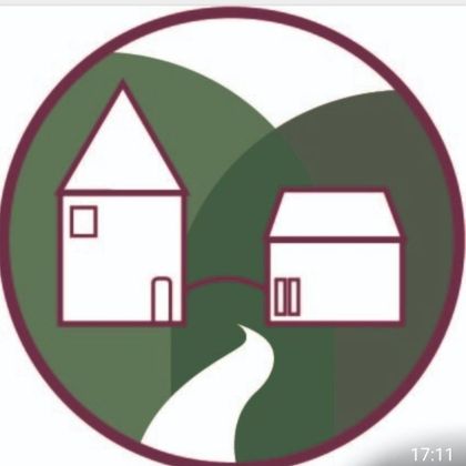 Een gestileerde weergave van twee huizen naast een pad. Op de achtergrond zijn zachte heuvels in verschillende groentinten te zien.