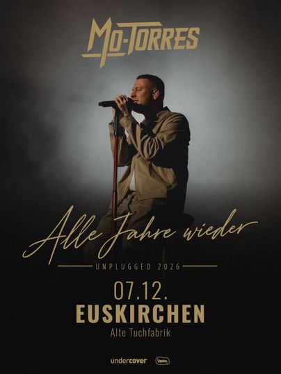 Eine Musikgruppe in eleganten Outfits posiert vor einer roten Wand. Das Bild bewirbt das Event "schönso.unplugged" am 20. Dezember im Stadttheater Euskirchen.