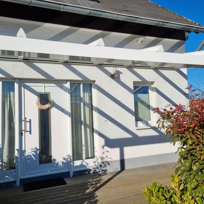 Ansicht des Gebäudes mit Vorgarten