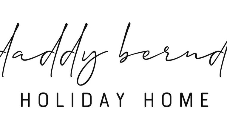 Ein stilvolles Logo für ein Ferienhaus. Der Name „daddy bernd“ ist in elegantem Schriftzug dargestellt.