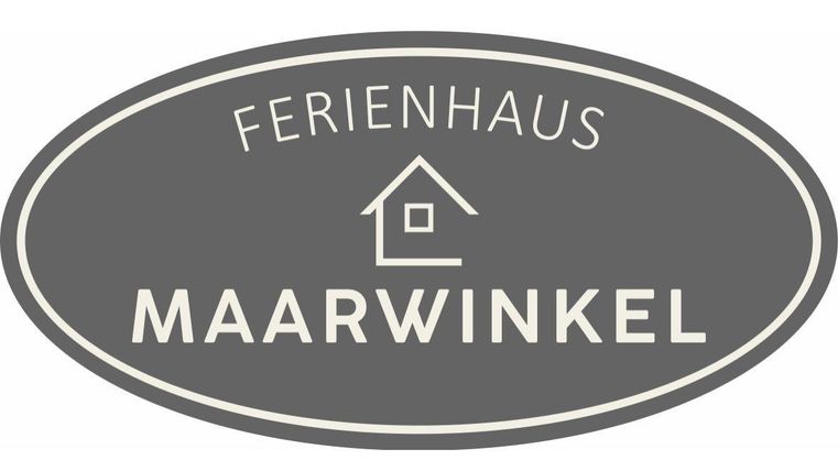 Een eenvoudig logo voor een vakantiehuis met de naam "Maarwinkel". De kleuren zijn grijs en wit met een simpele huisgrafiek.