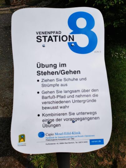 Een informatieschild voor Station 8 van het Venenpad. Het beschrijft oefeningen in staan en lopen op verschillende ondergronden.