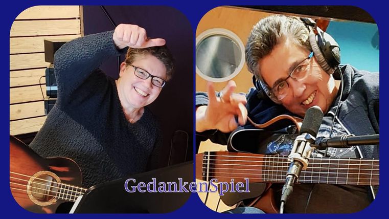 <p>Eine Gruppe von vier Männern steht in einem dunklen Raum vor Musikinstrumenten. Sie lächeln in die Kamera und tragen lässige Anzüge.</p>