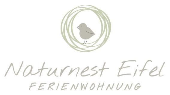 Ein schlichtes Logo mit einem kleinen Vogel in einem Ring aus Linien. Der Text zeigt den Namen "Naturnest Eifel" und "Ferienwohnung".
