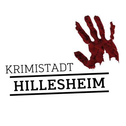 Het zwart-rode logo van de crimehoofdstad Hillesheim met een zwarte tekst 'Crimehoofdstad Hillesheim' en een getekende bloedige handafdruk