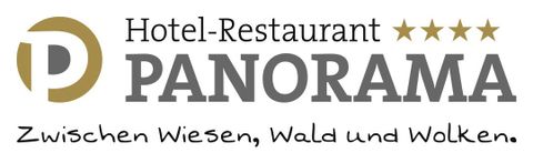 Ein einladendes Hotel-Restaurant namens Panorama. Es liegt zwischen Wiesen, Wald und Wolken und bietet einen atemberaubenden Blick.