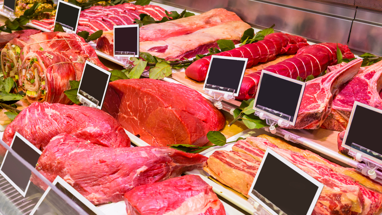 Steekproefbeeld: Deel van een etalage van een slagerij met verschillende vleesaanbiedingen zoals: soepvlees, rosbief, rollade, gerookte ribbetjes en nog veel meer.