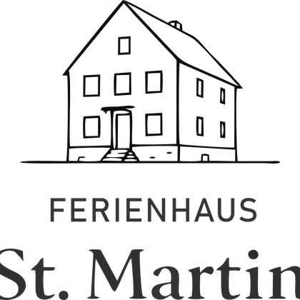 Ein einfaches, skizziertes Ferienhaus mit einem Satteldach und mehreren Fenstern. Darunter steht der Schriftzug "Ferienhaus St. Martin".