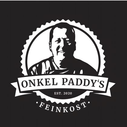 Een logo met de naam "Onkel Paddy's" en het jaar 2020. Het toont een gestileerde weergave van een persoon voor een zwarte achtergrond.