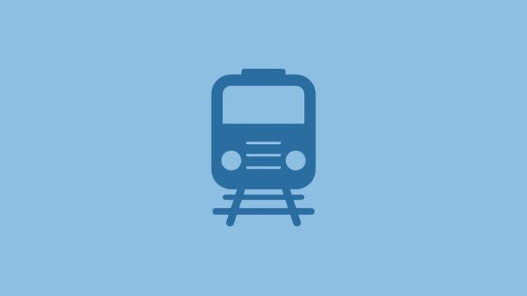 Ein stilisiertes Bild eines Zuges auf Schienen. Der Hintergrund ist einhellig blau.