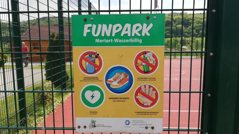 Een bord in het pretpark Mertert-Wasserbillig met verschillende veiligheidsinstructies. Het geeft aan wat in het park toegestaan en verboden is.