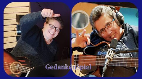 <p>Eine Gruppe von vier Männern steht in einem dunklen Raum vor Musikinstrumenten. Sie lächeln in die Kamera und tragen lässige Anzüge.</p>