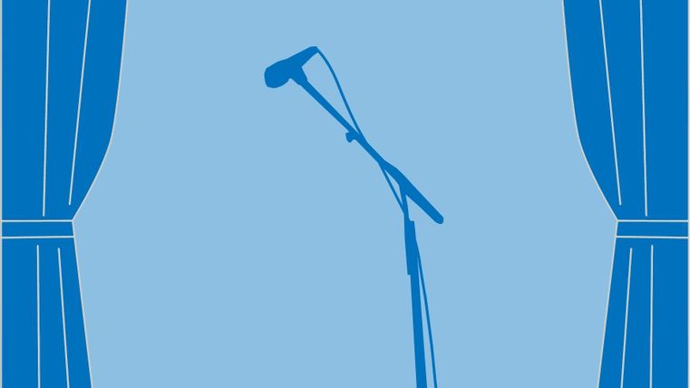 Een microfoon staat op een podium tussen blauwe gordijnen. De achtergrond is lichtblauw.