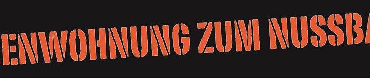 Eine aufmerksamkeitsstarke Beschilderung für eine Ferienwohnung. Der Name "Ferienwohnung zum Nussbaum" steht prominent auf schwarzem Hintergrund.