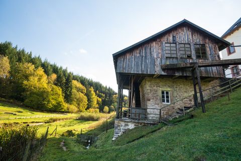 Alte Schneidemühle bei Meisburg in herbstlicher Landschaft.